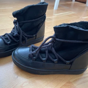 Inukii - Säljer ett par väldigt inukii liknande skor, Sättet ut ett pris så kan ni skriva om ni är intresserade! ❤️ Jag har storlek 37 och de var för stora för mig då de var 41 😅 Men det går nog om man har 40-39💕