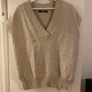 Stickad väst - Stickad väst från Bikbok i beige, storlek S