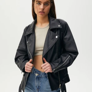 Skinnjacka  - Säljer en helt ny skinnjacka då den var för stor på mig och jag tappade bort retursedeln. Köpte från Zalando för 559kr och säljer för 350 + frakt