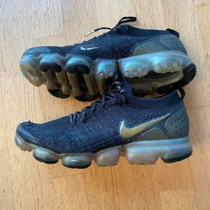 Nike VaporMax i storlek EU 44.5 US 10.5. Spruckit lite framme vid vänster tå (Bild 3). Fint skick i övrigt. Skickas via postnord och köparen står för frakt.