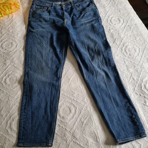 Tiger of Sweden jeans modell Lea 33/27 - Jeans från Tiger i modellen Lea. Midjemått 33 tum. Avsydda på längden i butiken. Nuvarande innerbensmått ca 69 cm, dvs 27 tum. Mycket fint skick. 