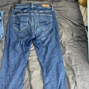 Blåa jeans med snygga bakfickor - Dessa två jeans har knappt kommit till användning då jag har skaffat andra jeans. Säljer dem tillsammans, båda för 300kr 