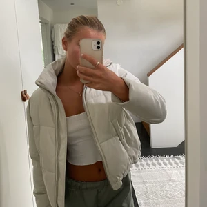 Vit Jacka - Säljer denna skitsnygga jacka i vitt/ljus biege skinn!