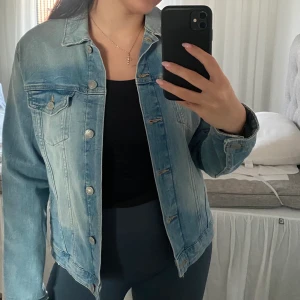 Jeansjacka - Skön jeansjacka i behaglig längd