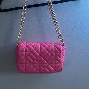 Rosa väska ifrån Shein har flera stycken i olika färger bra kvalite och verkligen super fina. Men denna super fina rosa väskan kommer dock aldrig till användning utav mig tyvärr, så säljer den. Andra bilden ger en mer rättvis bild på färgen💕