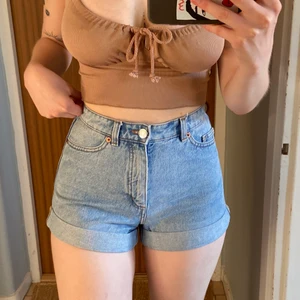 Shorts - Superfina jeansshorts som är för små för mig. Midja ca 68 cm. Har ett par något använda och ett par helt nya med lapp kvar (90 för dem). Säljer även ett par svarta!