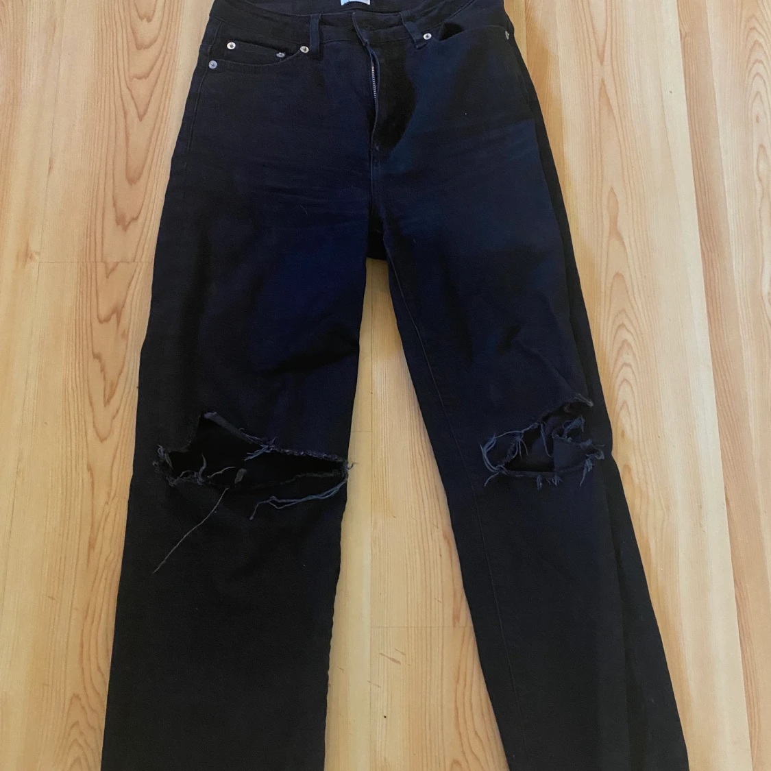 Svarta Jeans me hål i