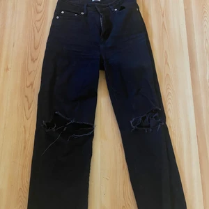 Svarta Jeans me hål i - Säljer dem här svarta jeansen, köparen står för frakten💗 skriv för frågor eller annat