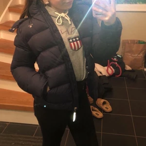 Gant jacka - En varm vinterjacka från Gant. Använd en halv vinter därav i princip i nyskick. Kan mötas upp i Stockholm. Inköpt för 2500kr, säljer för 1000kr, pris kan diskuteras vid snabb affär❤️