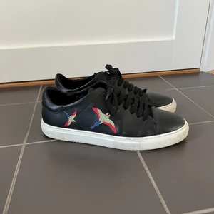 Axel Arigato skor - Säljer mina Axel Arigato skor i storlek 41. De är köpta för knappt ett år sedan och är i jätte fint skick. Köparen står för frakten