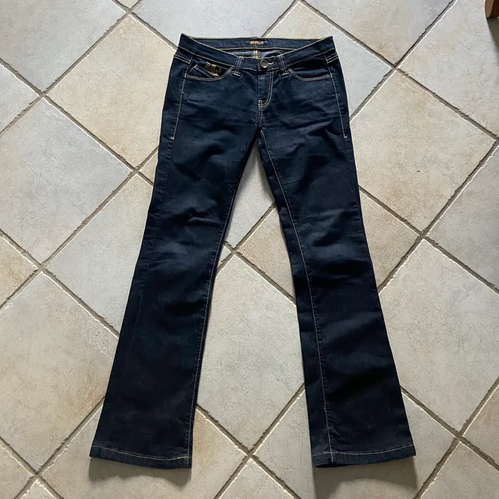 Säljer dessa mörkblå jeans från märket Killah. Det står ingen storlek men jag skulle säga att de är XS-S. Midjemått 80 cm och innerbenslängd  81 cm ❤️ Skriv för fler bilder! Köparen står för frakten . Jeans & Byxor.