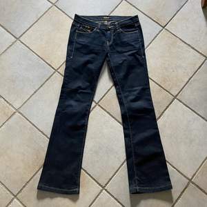 Säljer dessa mörkblå jeans från märket Killah. Det står ingen storlek men jag skulle säga att de är XS-S. Midjemått 80 cm och innerbenslängd  81 cm ❤️ Skriv för fler bilder! Köparen står för frakten 