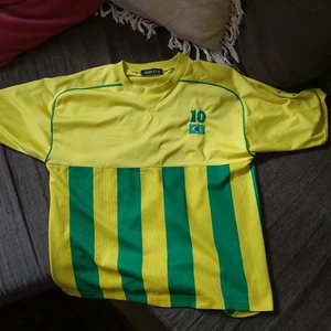 Fotball t shirt brazil - Nice fotbolls tshirt i storlek xs Kontakta mig ifall du undra något