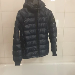 Peak Performance Vinterjacka - Vinterjacka i mycket gott skick.  Sparsamt använd. Passade mig när jag var 13 år.