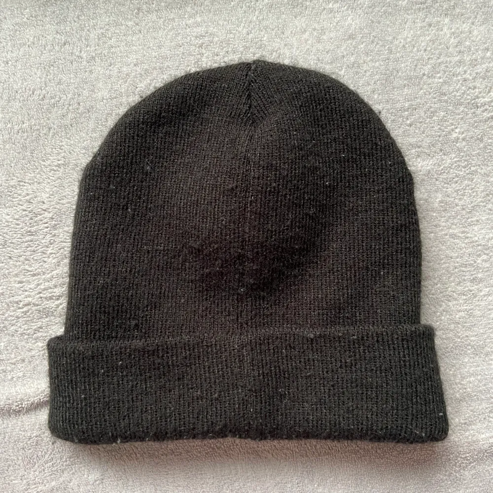 svart beanie med brun detalj, ganska använd men bra skick tror jag köpte den på intersport. Övrigt.