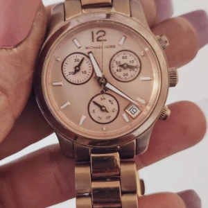 Michael Kors Klocka Rose - Modell MK-5430 i roseguld. Använd men i fint skick. 
