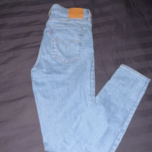 Jeans - Ljusblåa Levis jeans ”mile high super skinny” heter modellen. 