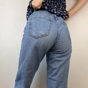 Jeans - Vanliga momjeans med hål på ena knät. Från lager 157. Väldigt använda men jättebra kvalitet.  Köpare står för frakt. Swish eller mötas upp i Växjö. Skriv vid frågor!