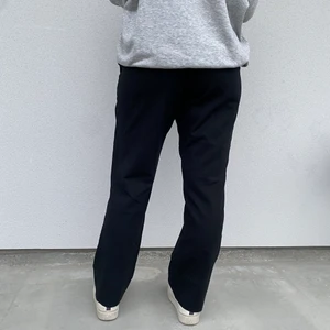 Kostymbyxor - Snygga svarta kostymbyxor köpta secondhand 🤍 Skulle säga att det är i storlek L, endast använda av mig en gång.