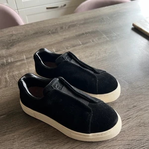 Eytys, svarta  - Säljer mina svarta eytys i modellen Doja, de är i ett fint nyskick och endast använda en gång då jag tyvärr kände att de var för små. Storlek 37, nypris 1900. Pris kan diskuteras och låda tillkommer. Frakt står köparen för. 