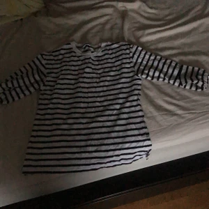 Säljer  - Säljer en randig långärmad tröja från Lager 157! Känns som en S så den kommer man kunna ha länge Använd 1 gång kommer tvättas innan den skickas, kostar 25kr + frakt❤️