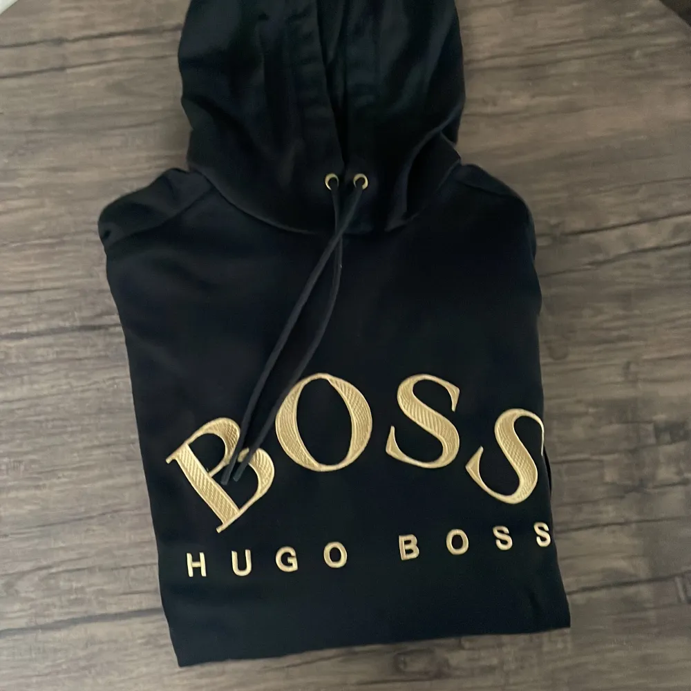 Svart Hugo boss hoodie i storlek M   Nypris 1999kr. Tröjor & Koftor.