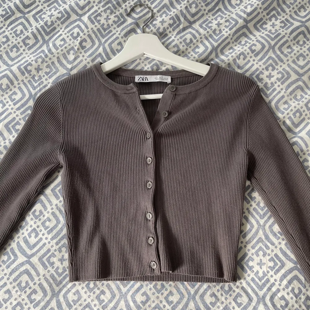 Jättefin mörkgrå ribbad långärmad tröja med knappdetaljer från Zara i storlek S✌️✌️ . Tröjor & Koftor.