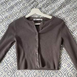 Jättefin mörkgrå ribbad långärmad tröja med knappdetaljer från Zara i storlek S✌️✌️ 