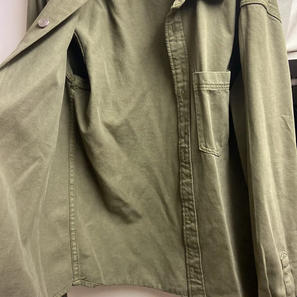 Overshirt/Jacka grön för man kan funka för unisex egentligen använd ett par gånger jätte fräsch storlek Medium säljs för 200. Jackor.