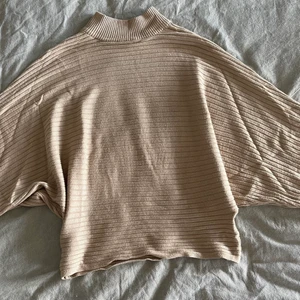 Set  - En ribbstickat set med en kjol och en tröja. Kjolen går lite under knäna och har en slits. Köpte den för ganska längesedan men har inte använt den så mycket.