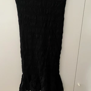 Långkjol svart strl 40 - Lånkjol men är superfin att använda som klänning med. Aldrig använd med lappen kvar. Är inte som man kan tänka att en strl 40 ska va. Obs köparen står för frakt.