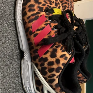 Adidas dam sko  - Använda en del men ändå bra skick. Strl 39