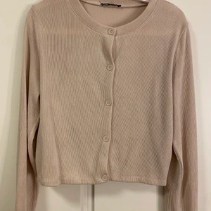 Kofta - Skönt material, fin kofta. Skriv för mer info❤️