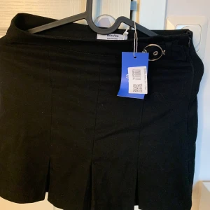 Bershka kort kjol - Kort kjol köpt för Sellpy nyligen som inte används🥰skicket är bra och utan synliga slitningar
