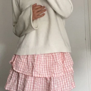 Kjol - Jättefin kjol från Kappahl som har helt ny och har prislapp kvar! Kom inte till så mycket användning då jag hade liknande kjolar och hann aldrig lämna tillbaka den!Är i barnstorlek men passar både xs och s 