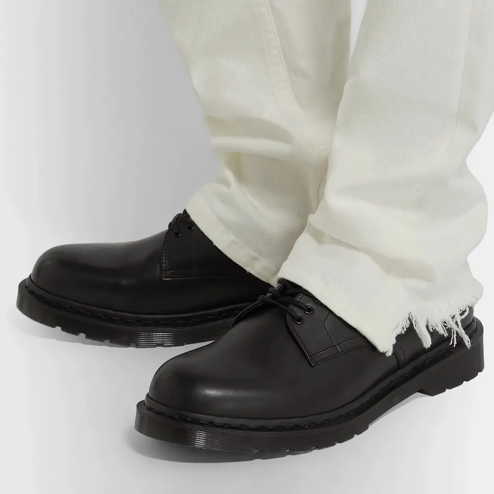 Inköpta 2020 knappt använda Dr Martens Varley Leather Shoes (Made in England). Använda ett fåtal gånger och säljs pga för liten storlek. Originalpris över 2300kr.. Skor.