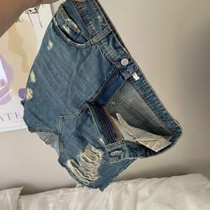 🧡 Snygg jeanskjol från Zara som jag säljer pågrund av att den är förliten 🧡 OBS!! Tryck ej på köp direkt (skriv till mig privat)