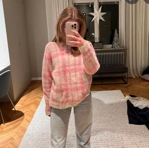 STICKAD TRÖJA  - Säljer denna superfina stickade tröja som köptes förra året. Stor i modellen och kan därför användas som S. Köptes för runt 500 kronor. Perfekt inför hösten! 🍁🍂(Fösta bilden är ej min)