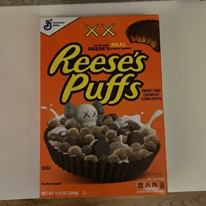 Kaws reese’s puffs (utan flingorna  - Den är en limited edition kartong från en collab men reese’s och kaws
