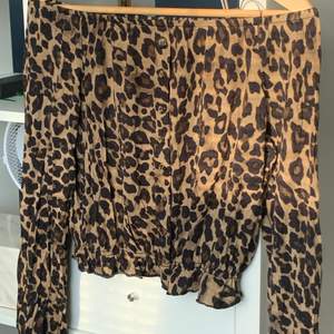 Off Shoulder blus från hm med leopard fläckar i strlk S💕 pris inklusive frakt!