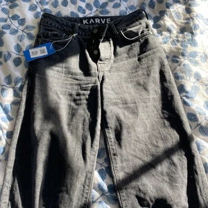 Svarta Low-Rise Jeans - !frakt ingår inte! säljer dessa väldigt bekväma jeans eftersom dom är alldeles för långa för mig, väldigt bra skick! 