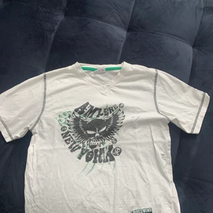 croptop med tryck - fin vroptop lite defekter, två hål på sidan av tröjan och en liten liten fläck de bak men går o fixa. där av är priset lågt:)