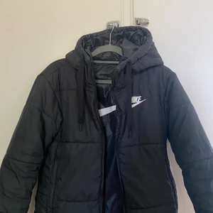 Nike jacka - Fint använt nike jacka som går att använda på två sätt, litet hår på vänster armbåge ( se sista bild) och små hål i innerfickorna men inget man märker av eller stora defekter, tror nypris var 1200, tror modellen säljs inte längre. perfekt för höst/vår💕