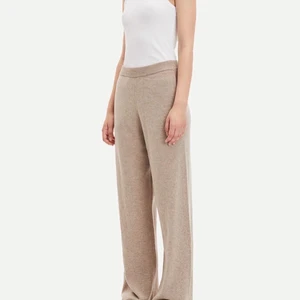 Mjukis set från Samsøe & Samsøe - Säljer detta mjukis set från Samsøe & Samsøe, sitter som en Small/ Medium. Nypris för byxorna är 1700 och 1400 för tröjan 💗  Pris: 1450 kr för båda