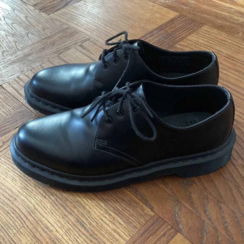 Helt oanvända dr Martens 1461. Nypris 1700kr.  Storlek 40, UK6,5 US M 7,5. Skor.