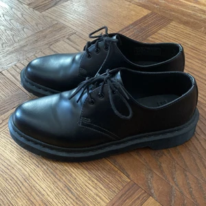 Dr Martens  - Helt oanvända dr Martens 1461. Nypris 1700kr.  Storlek 40, UK6,5 US M 7,5