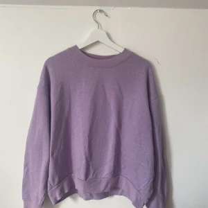 Lila collegetröja  - Jätteskön och fin, bra skick
