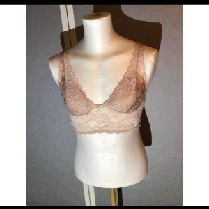 Beige topp - Beige topp. Storlek M. Spets.
