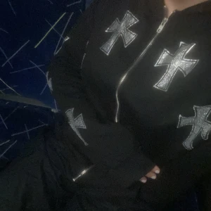 Rhine Stine zip up - Säljer denna rhinestone hoodie som är köpt här på plick för 500 💞 storlek M unisex 