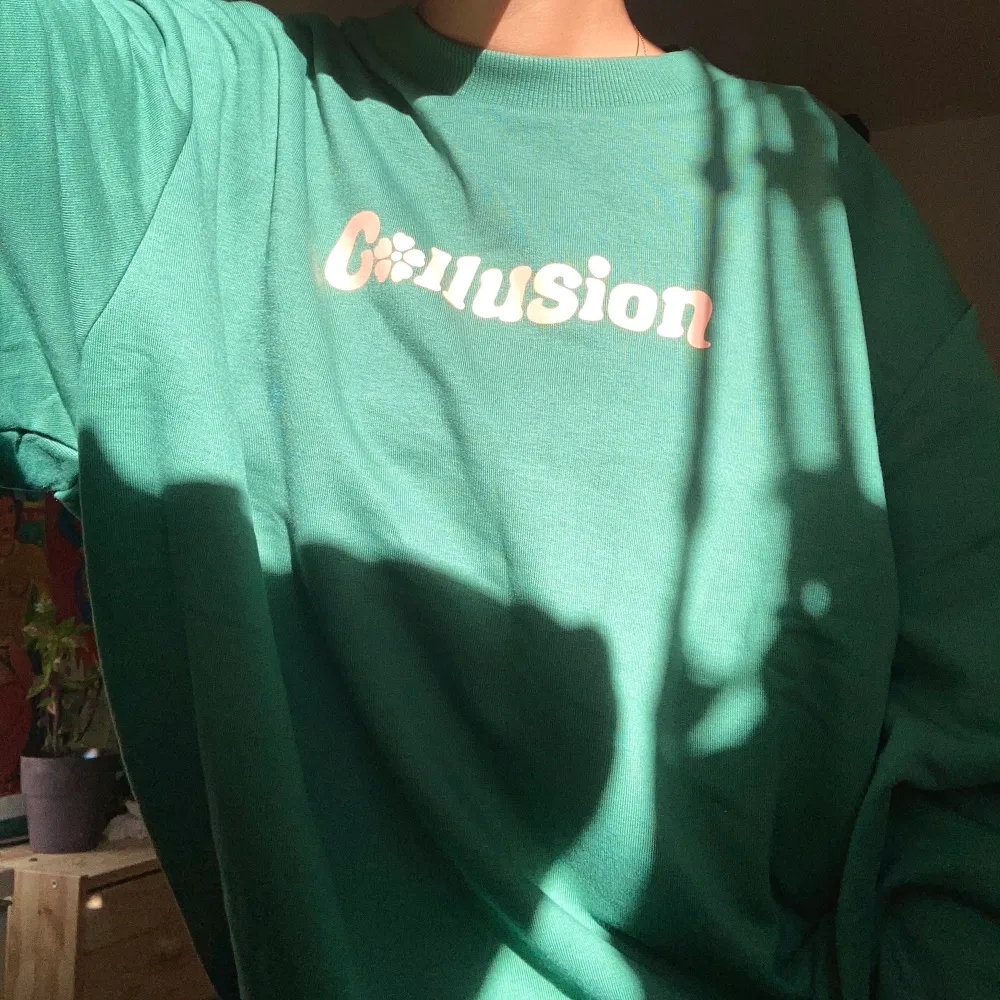 Grön oversize sweatshirt från Collusion, helt oanvänd. Frakt tillkommer eller så kan den hämtas i Sundbyberg :). Tröjor & Koftor.